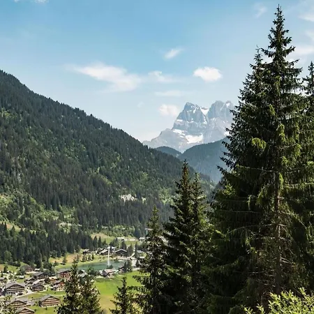 In With Terrace * Châtel